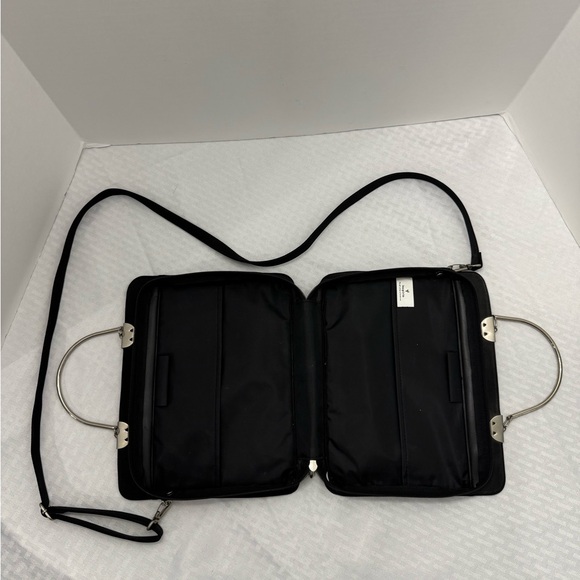 Vintage  bible carrier bag is black with a silver handle - Picture 4 of 5